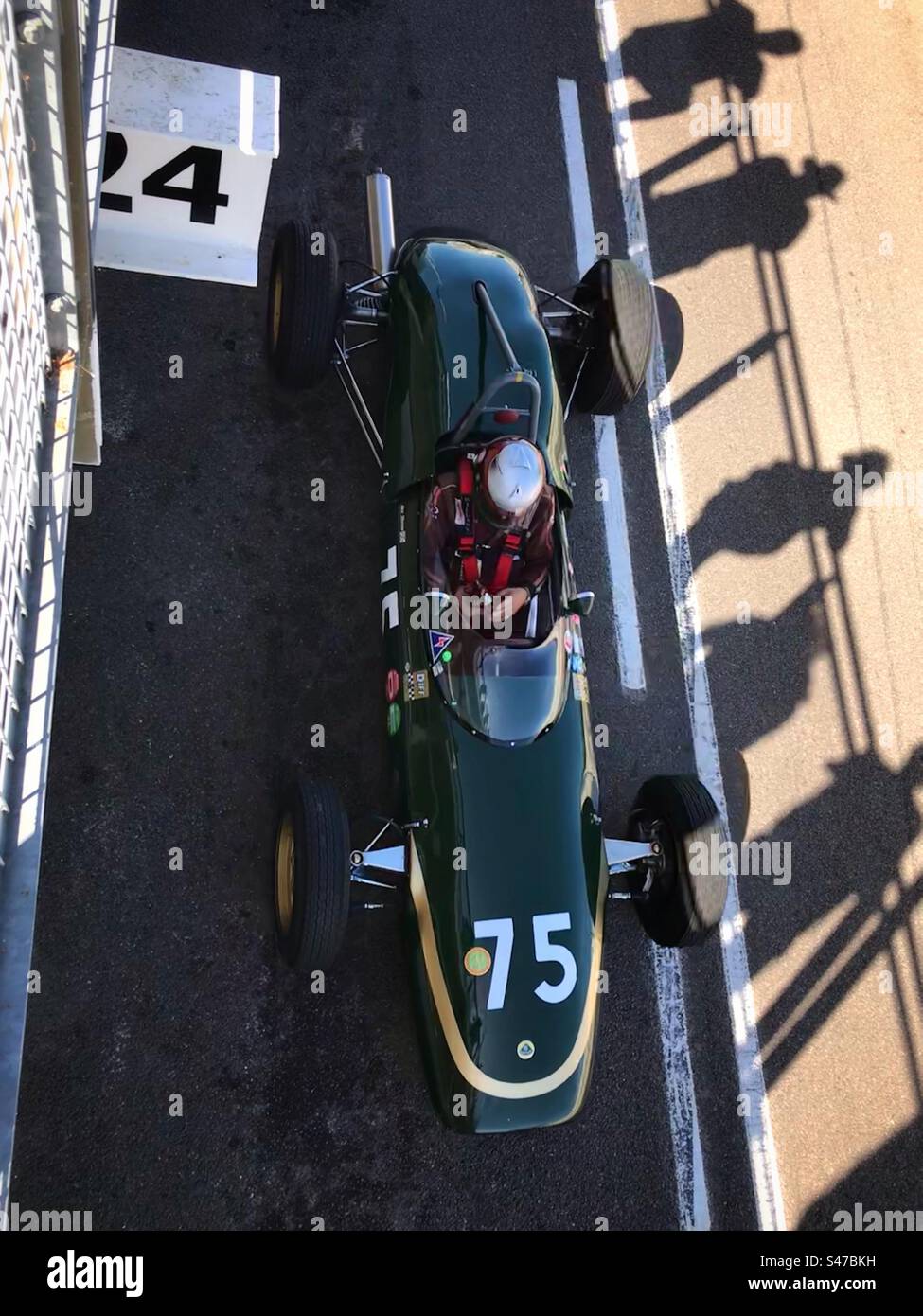 Auto da corsa Formula Junior nel pit Lane del circuito automobilistico di Goodwood nel Regno Unito Foto Stock