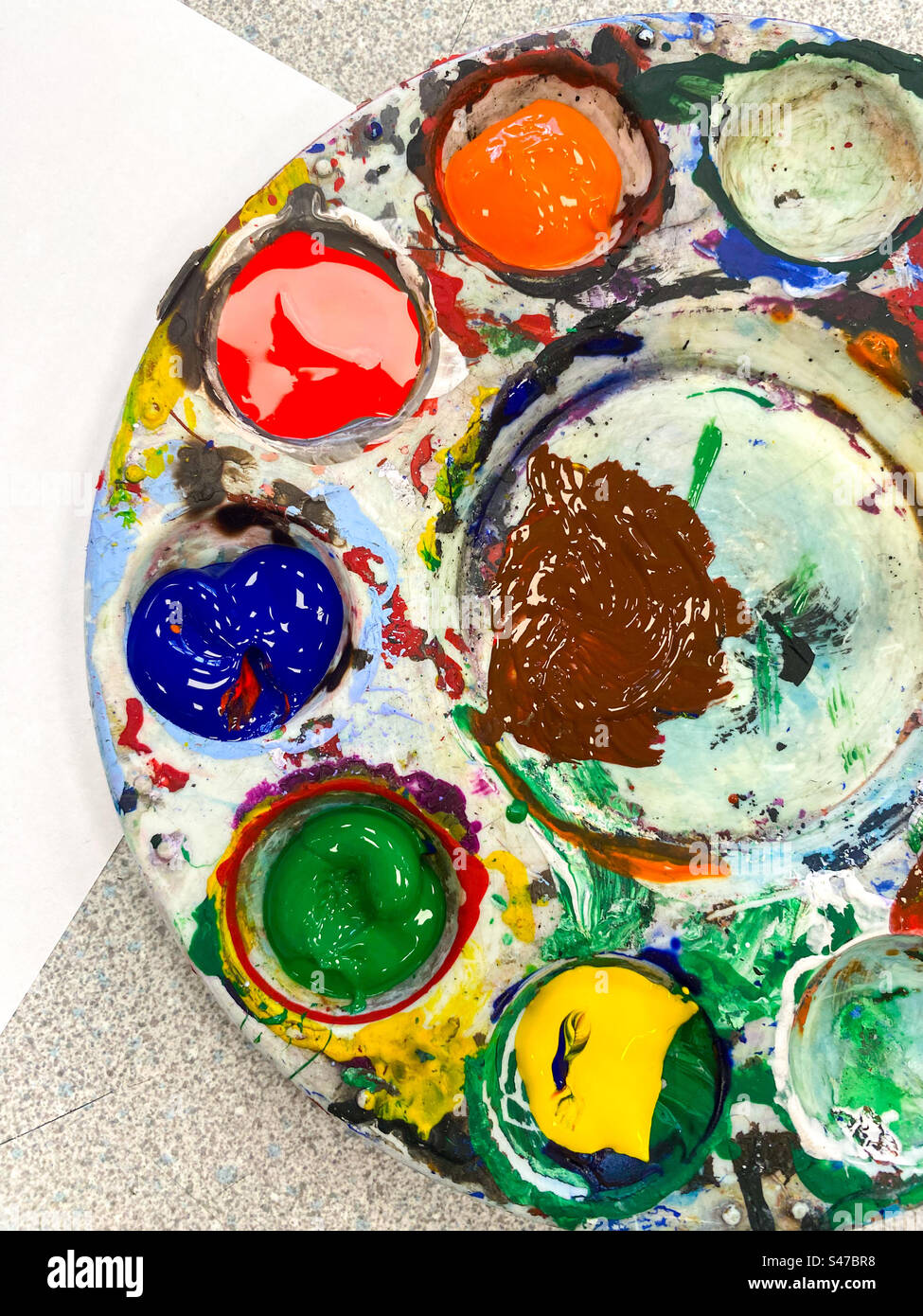 Una tavolozza d'artista con colori diversi. Foto Stock