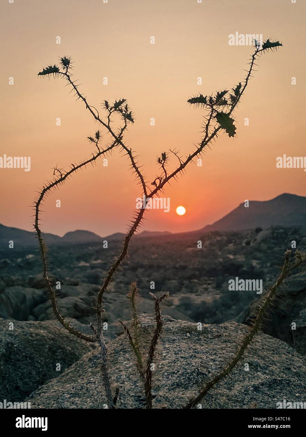 Il sole sorge sulle montagne della regione di Erongo in Namibia Foto Stock