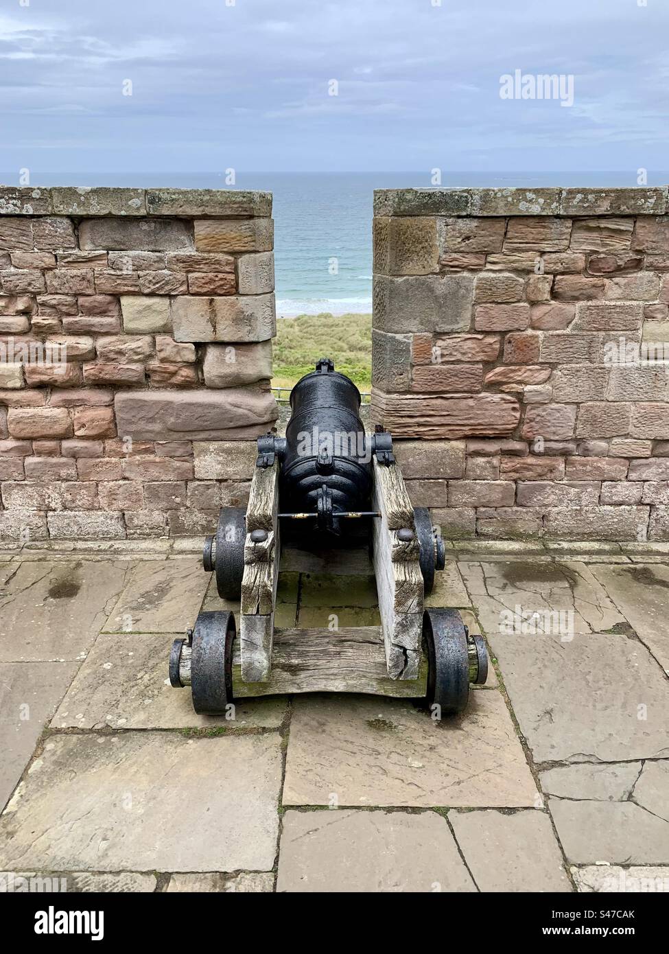 Cannone che punta al mare Foto Stock