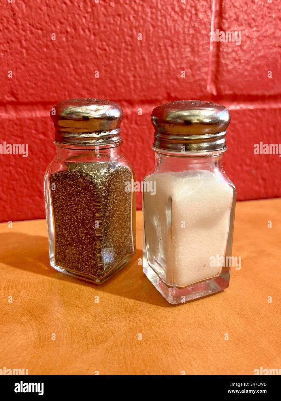 Shaker con sale e pepe in un ristorante messicano Foto Stock