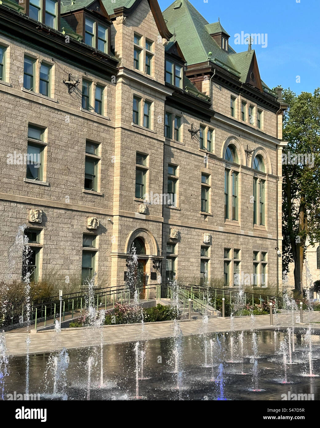 Settembre 2023, Hotel de Ville (Municipio) Quebec City, Quebec, Canada - Immagine stock catturata con smartphone