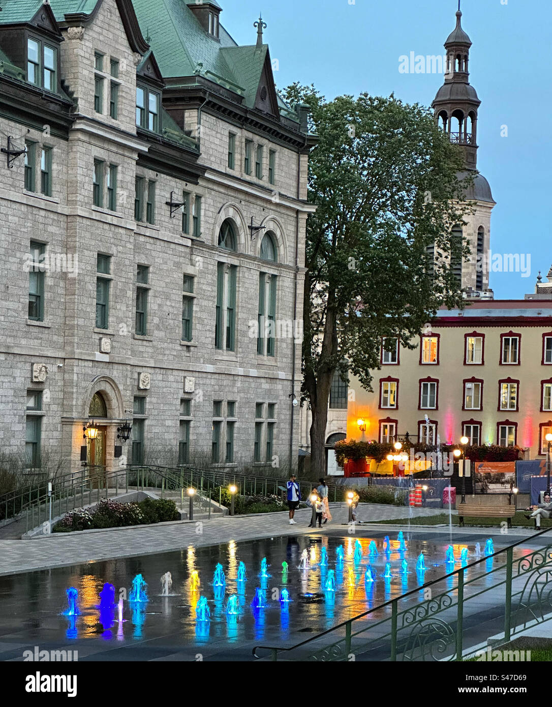 Settembre 2023, Fontane, Hotel de Ville, Municipio, quartiere storico di Old Quebec, Quebec City, Quebec, Canada - Immagine stock catturata con smartphone