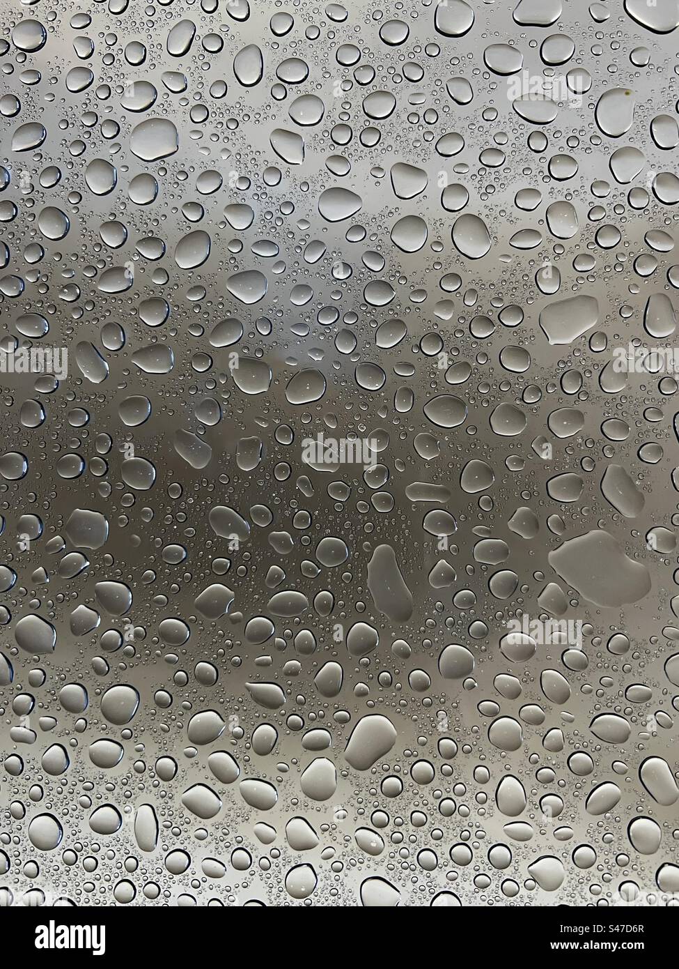 Gocce di pioggia sul vetro - Immagine stock catturata con smartphone