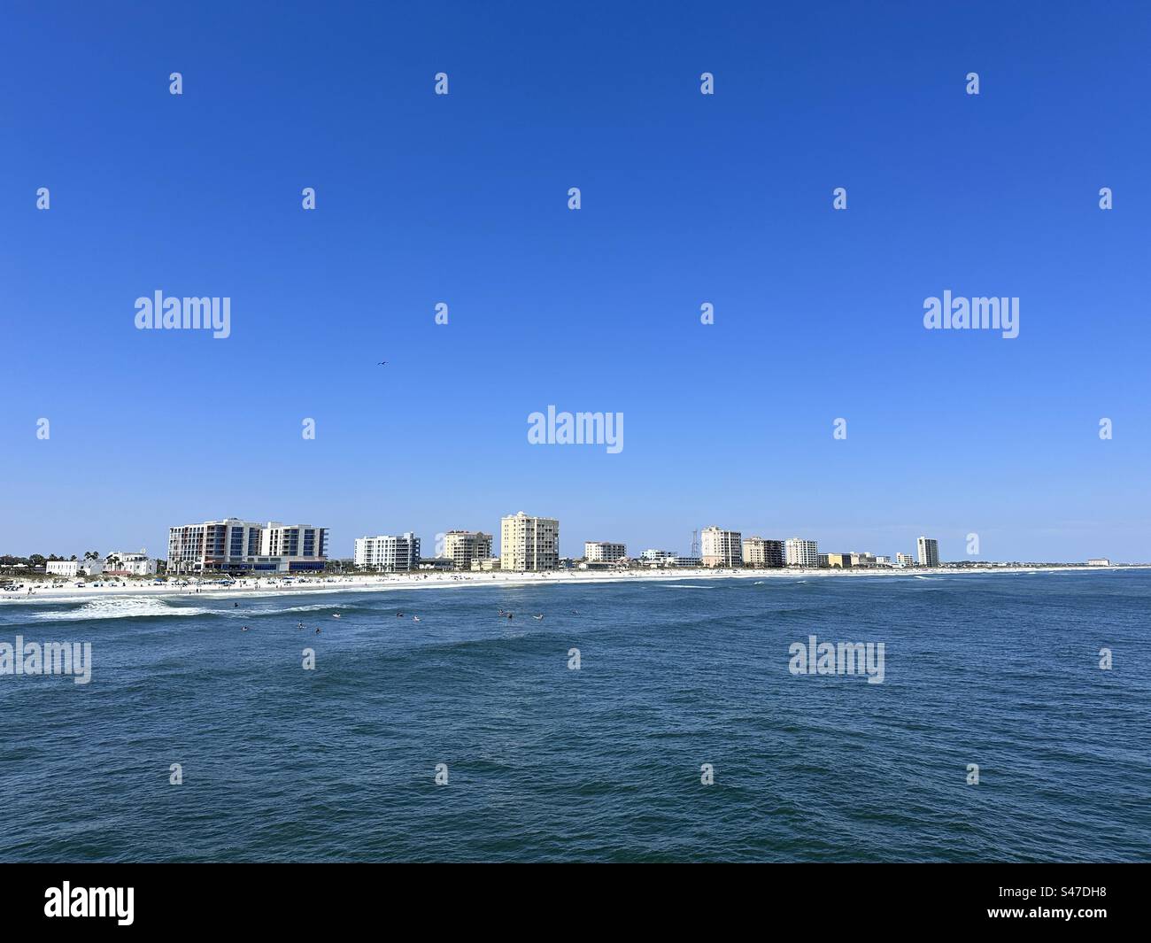 Le spiagge di Jacksonville Beach e Neptune Beach si affacciano sul molo per la pesca di Jacksonville Beach. - Immagine stock catturata con smartphone
