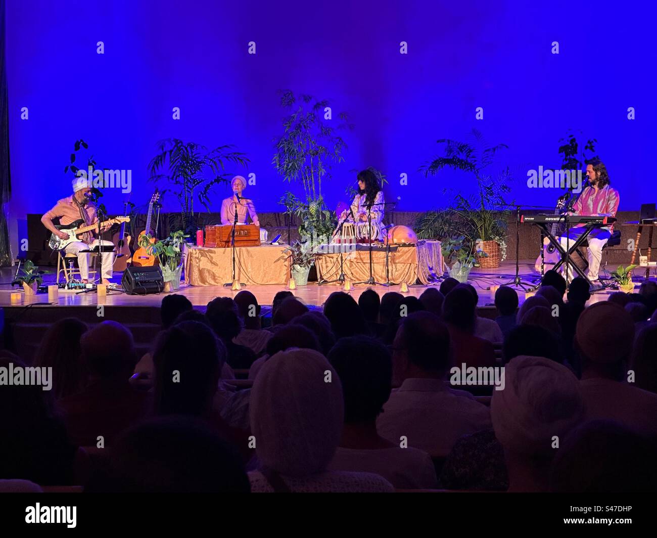 Boulder, Colorado, USA - 23 settembre 2023: Concerto di Snatam Kaur con Grecco Buratto, Sukhmani Rayat e RAM Dass all'Unity of Boulder. Kirtan e musica da meditazione. Canti sikhismo e altre canzoni. - Immagine stock catturata con smartphone