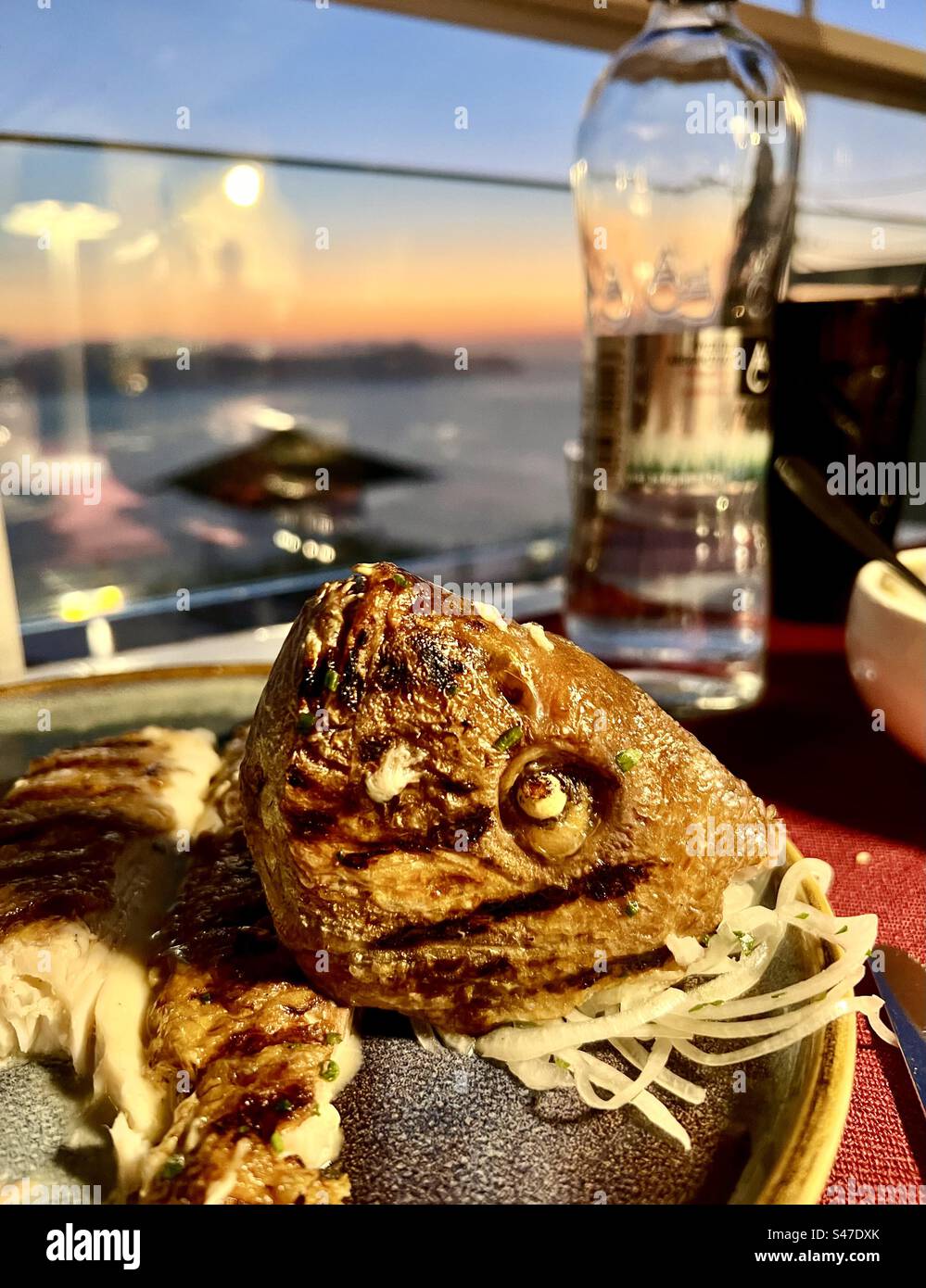 Pesce fresco del giorno per cena dalla caldera di Santorini. - Immagine stock catturata con smartphone