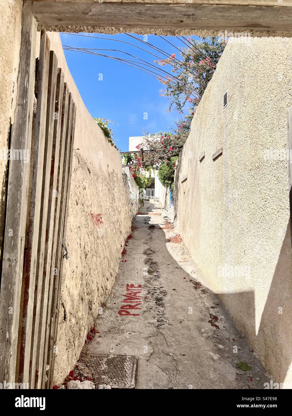 Strada stretta nel villaggio Kontochori di Fira, Santorini Foto Stock