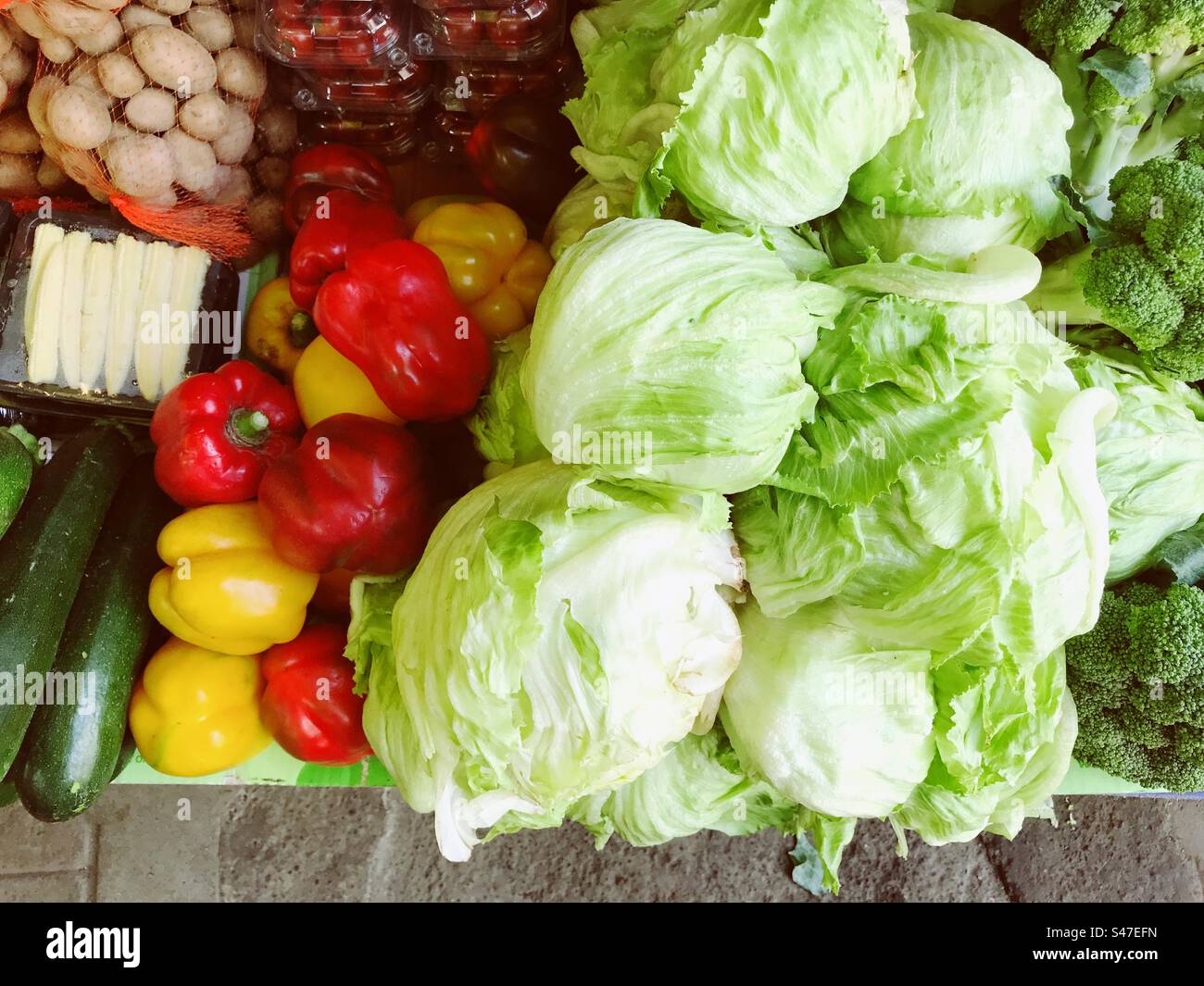 Ingredienti per insalata in vendita in un mercato di verdure Foto Stock