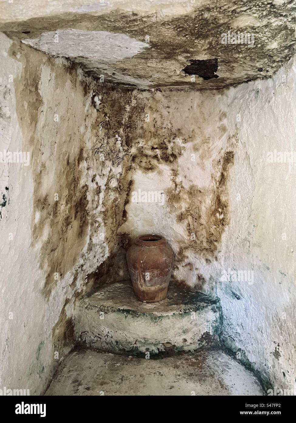Un vecchio vaso all'interno di una misteriosa grotta a Megalochori, in Grecia. - Immagine stock catturata con smartphone