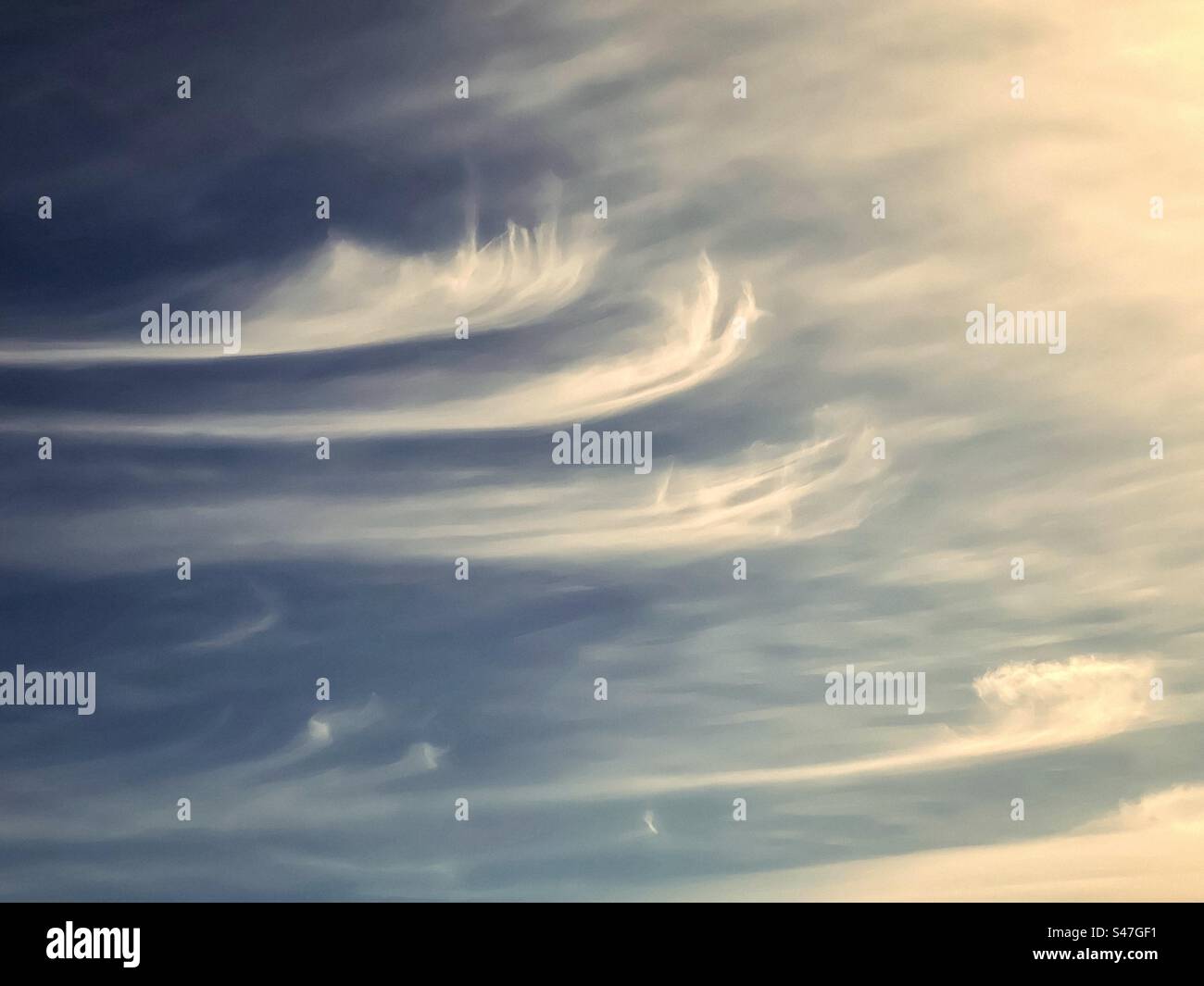 Le code di Mares di graziose e stravaganti nuvole di cirrus uncinus in un cielo azzurro e luminoso a Victoria, Australia. - Immagine stock catturata con smartphone