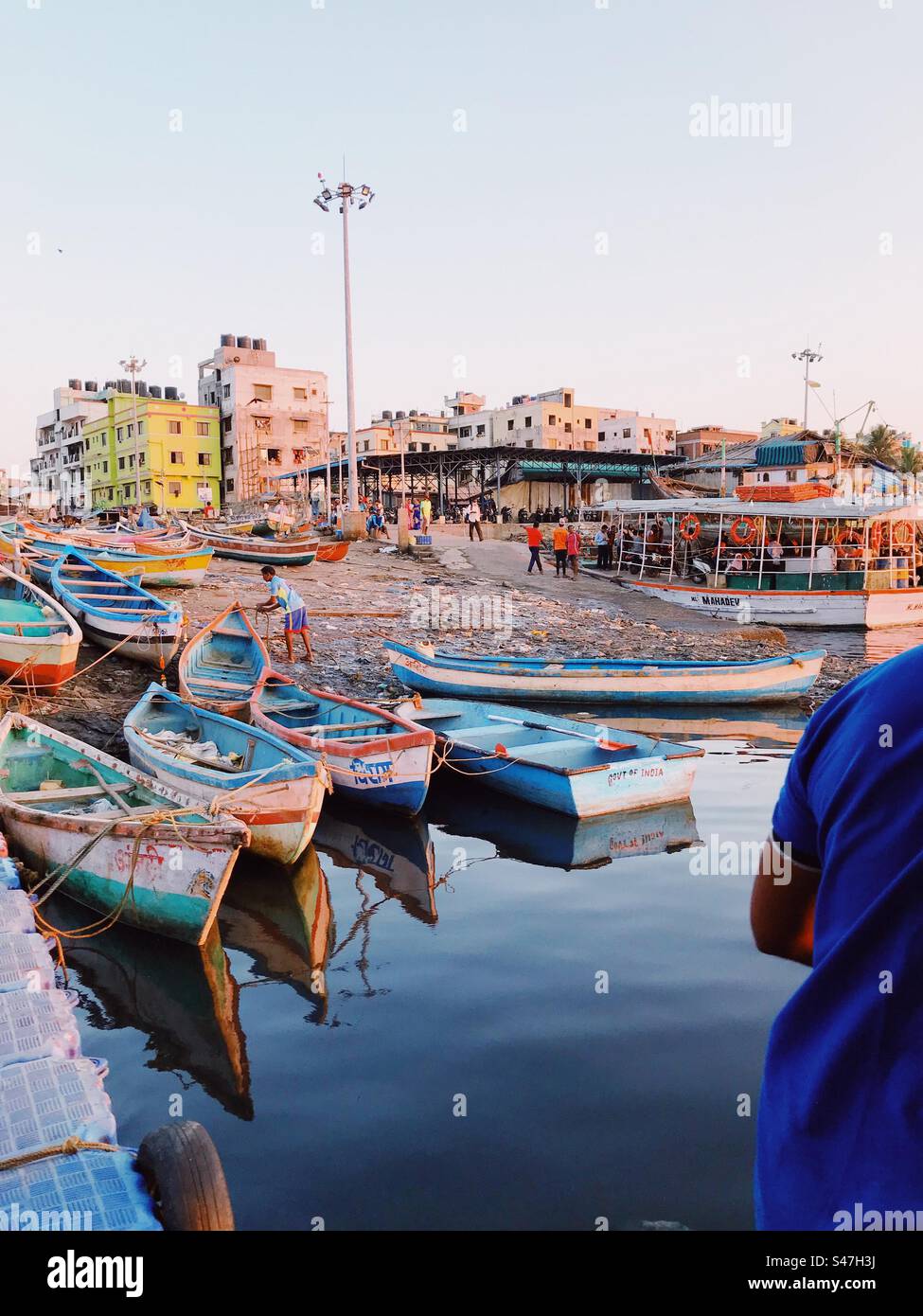 Barche in un molo in una città affollata - Immagine stock catturata con smartphone