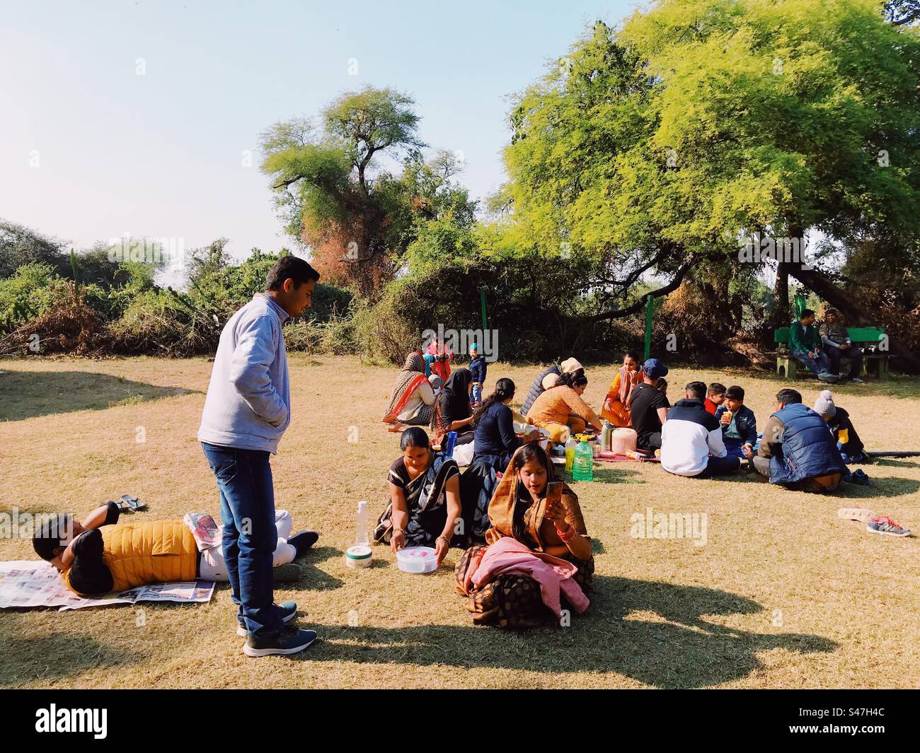 Gente che fa un picnic al Bharatpur Bird Sanctuary - Immagine stock catturata con smartphone