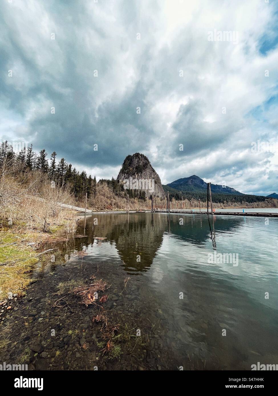 Beacon Rock incombe sul fiume Columbia Foto Stock