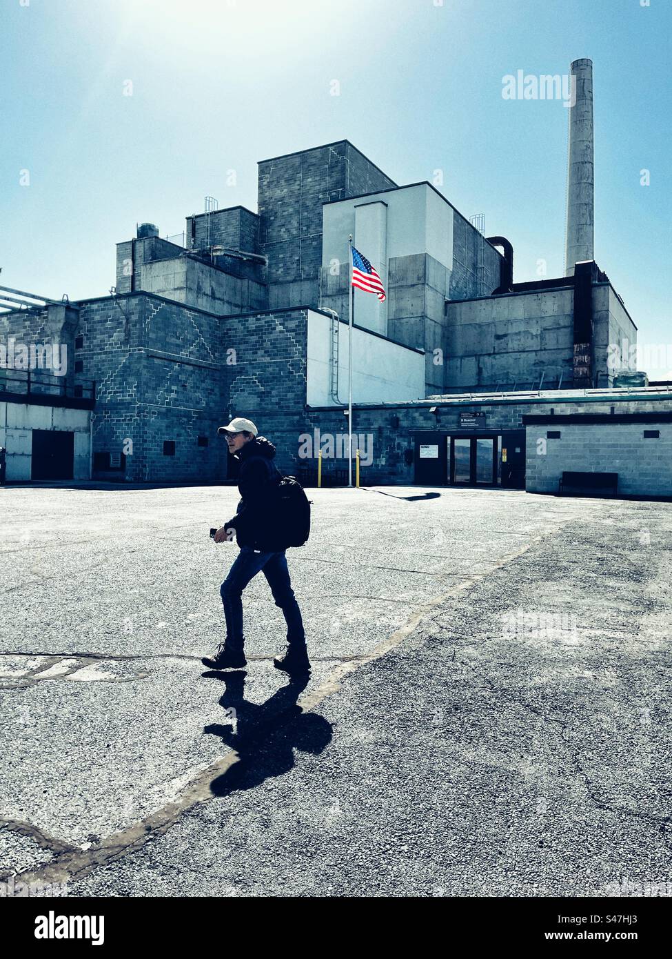 Uomo che cammina di fronte all'edificio B Reactor presso il Manhattan Project National Monument Foto Stock