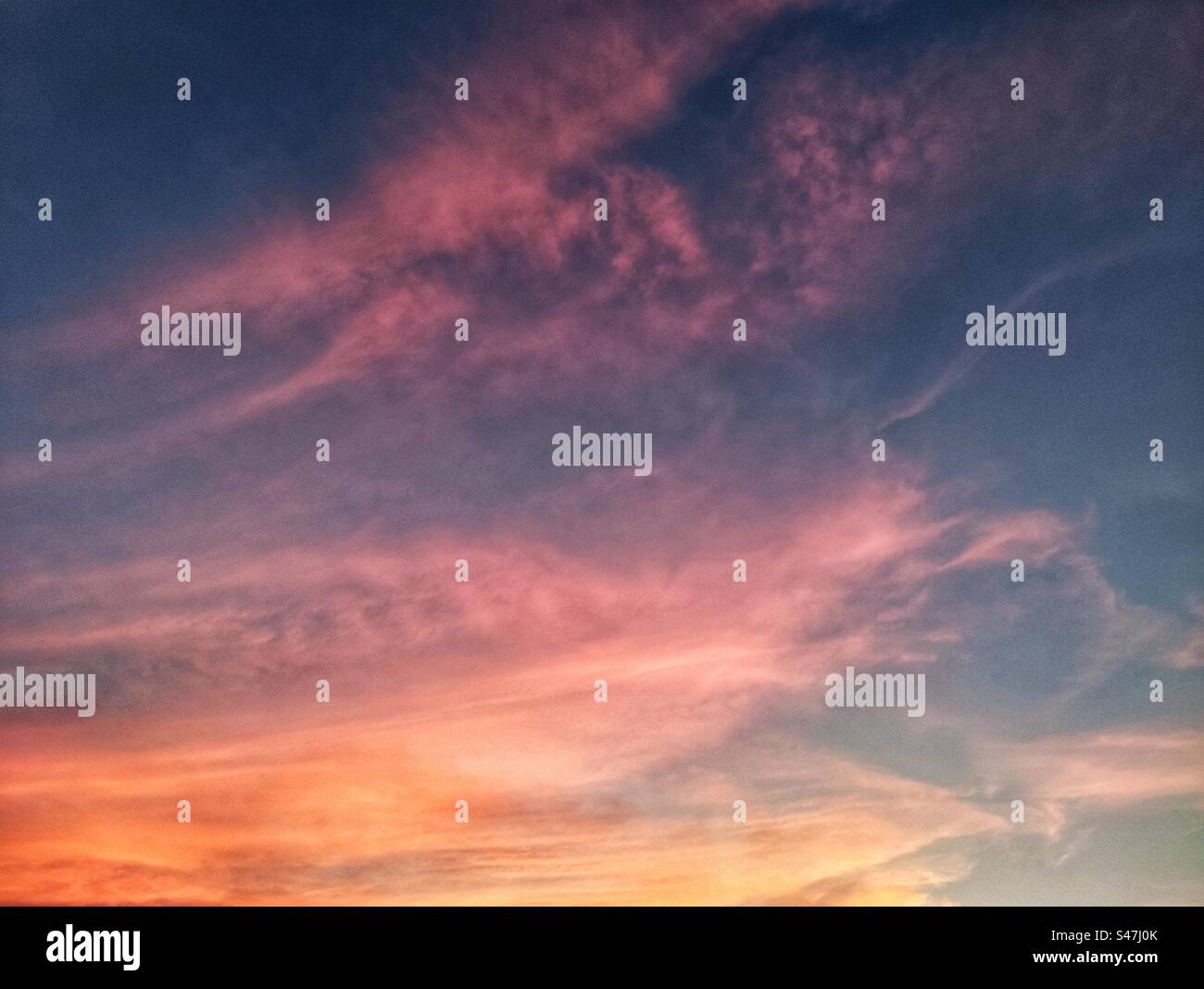 Il tramonto e il cielo nuvoloso Foto Stock