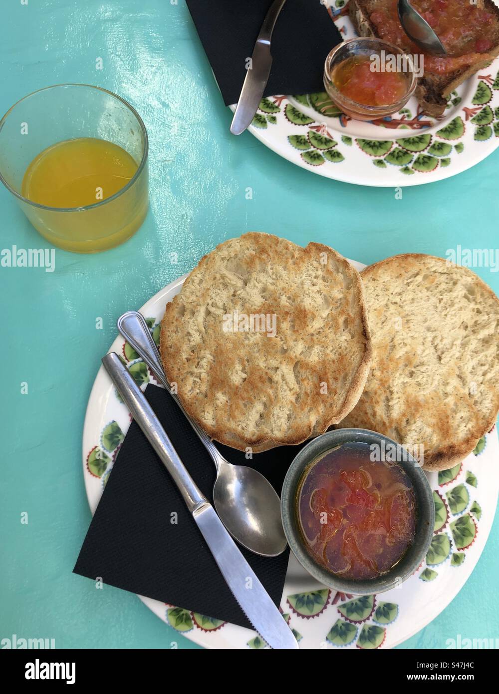 La colazione spagnola comprende pane tostato, pomodori grattugiati e olio d'oliva Foto Stock