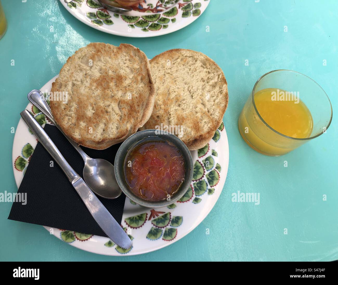 La colazione spagnola comprende pane tostato, pomodori grattugiati e olio d'oliva Foto Stock