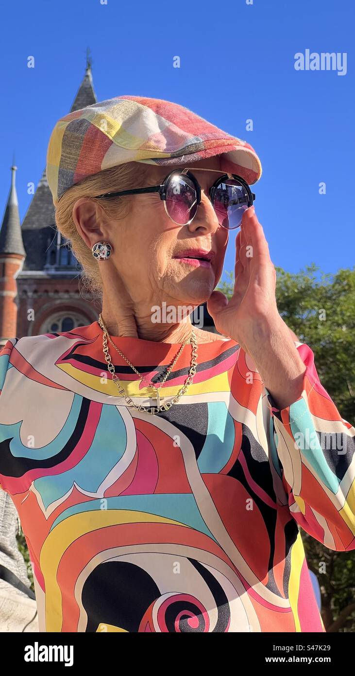 Donna anziana che indossa un vestito Pucci Foto Stock