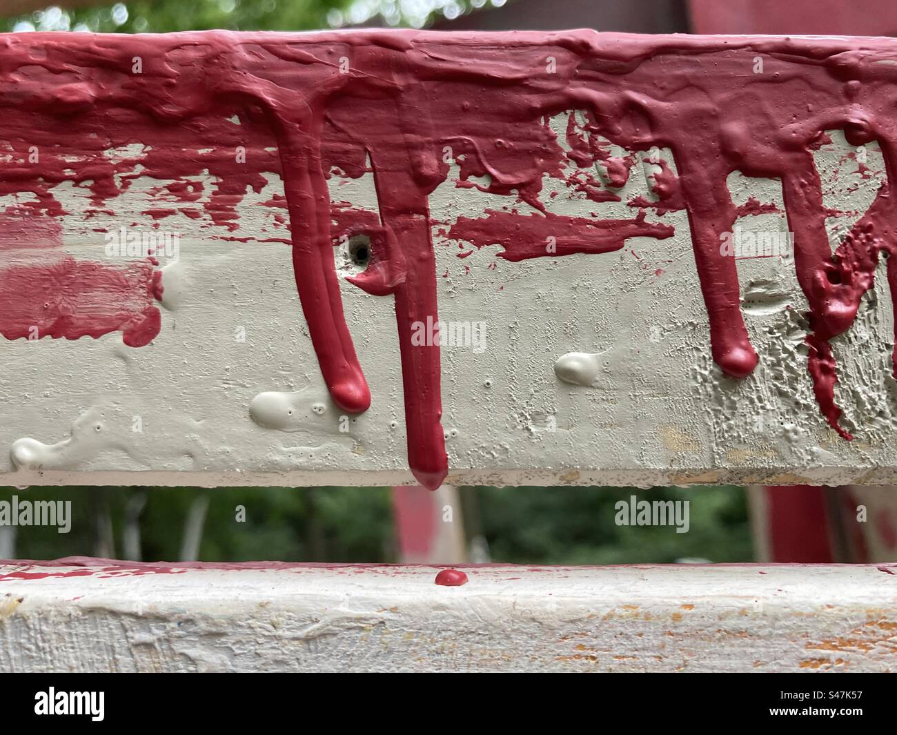 Vernice essiccata in rosso su sfondo grintoso Foto Stock