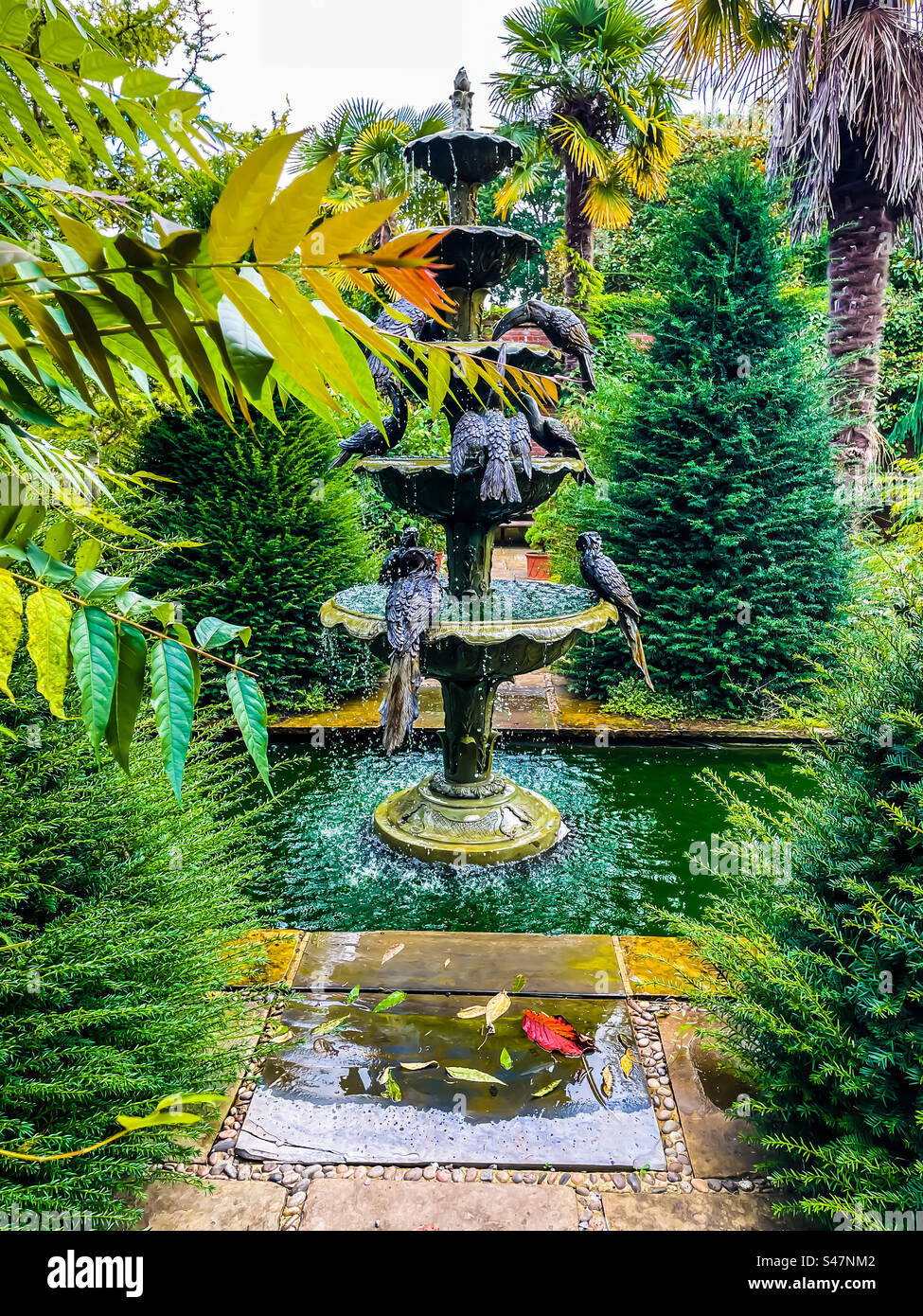 Fontana d'acqua, giardini Wisley Foto Stock