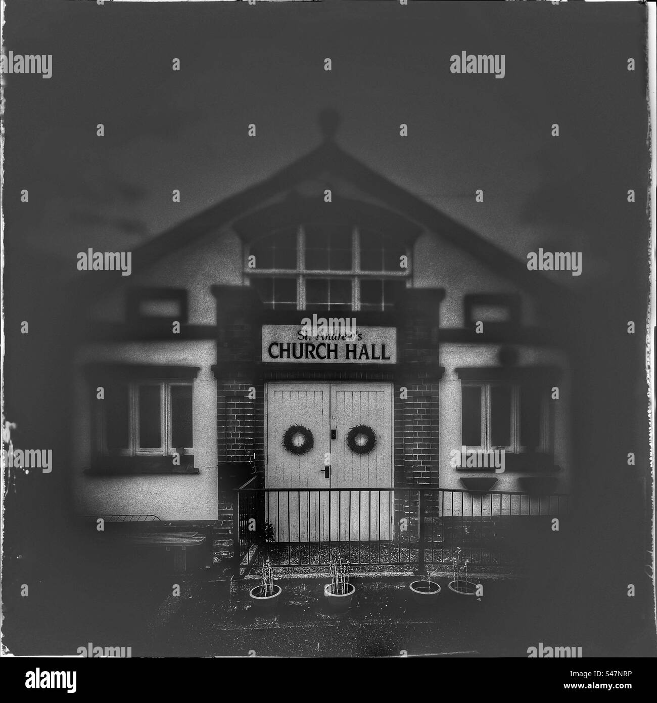 L'ingresso della chiesa sembra un teschio - Immagine stock catturata con smartphone