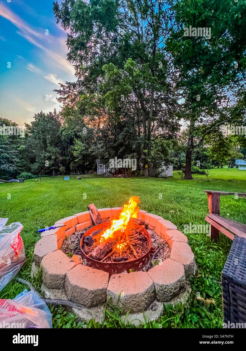 Fossa di fuoco a Newburgh, New York al tramonto del 20 agosto 2023. - Immagine stock catturata con smartphone