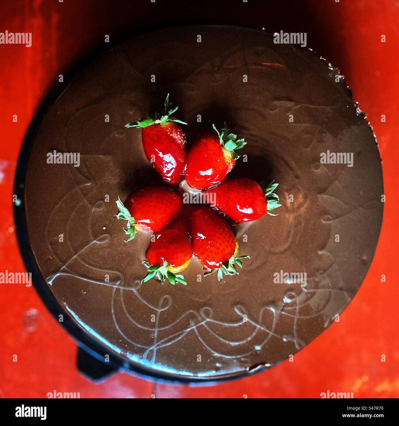 Una torta al cioccolato con fragole a Queretaro, in Messico - Immagine stock catturata con smartphone