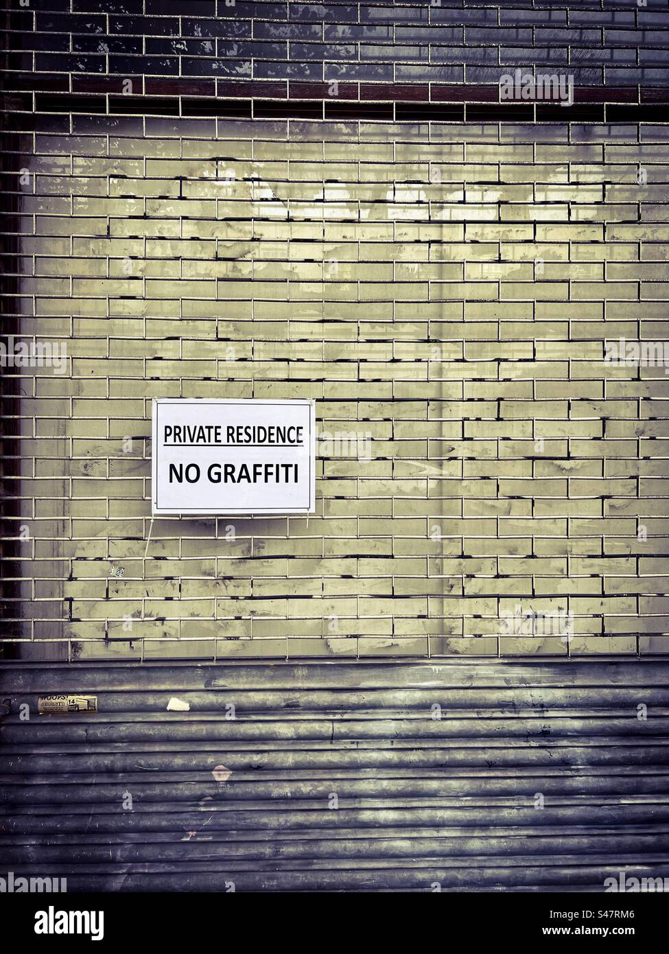 NO Graffiti Sign on London Residence Foto Stock