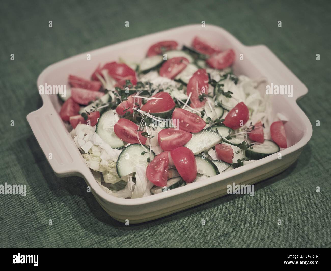 Ciotola fresca di insalata - Immagine stock catturata con smartphone
