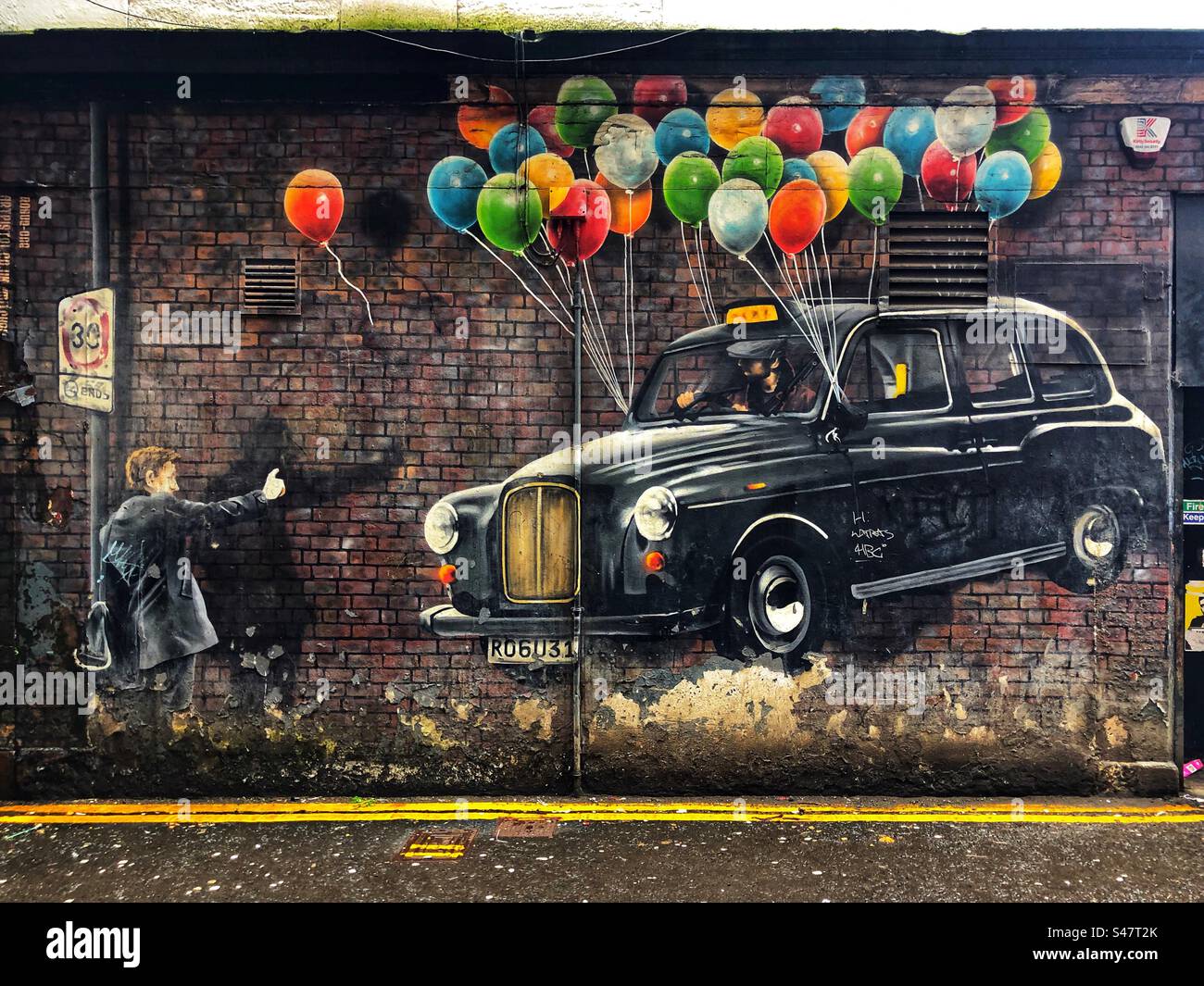 Murale, Mitchell Street, centro di Glasgow, taxi nero - Immagine stock catturata con smartphone