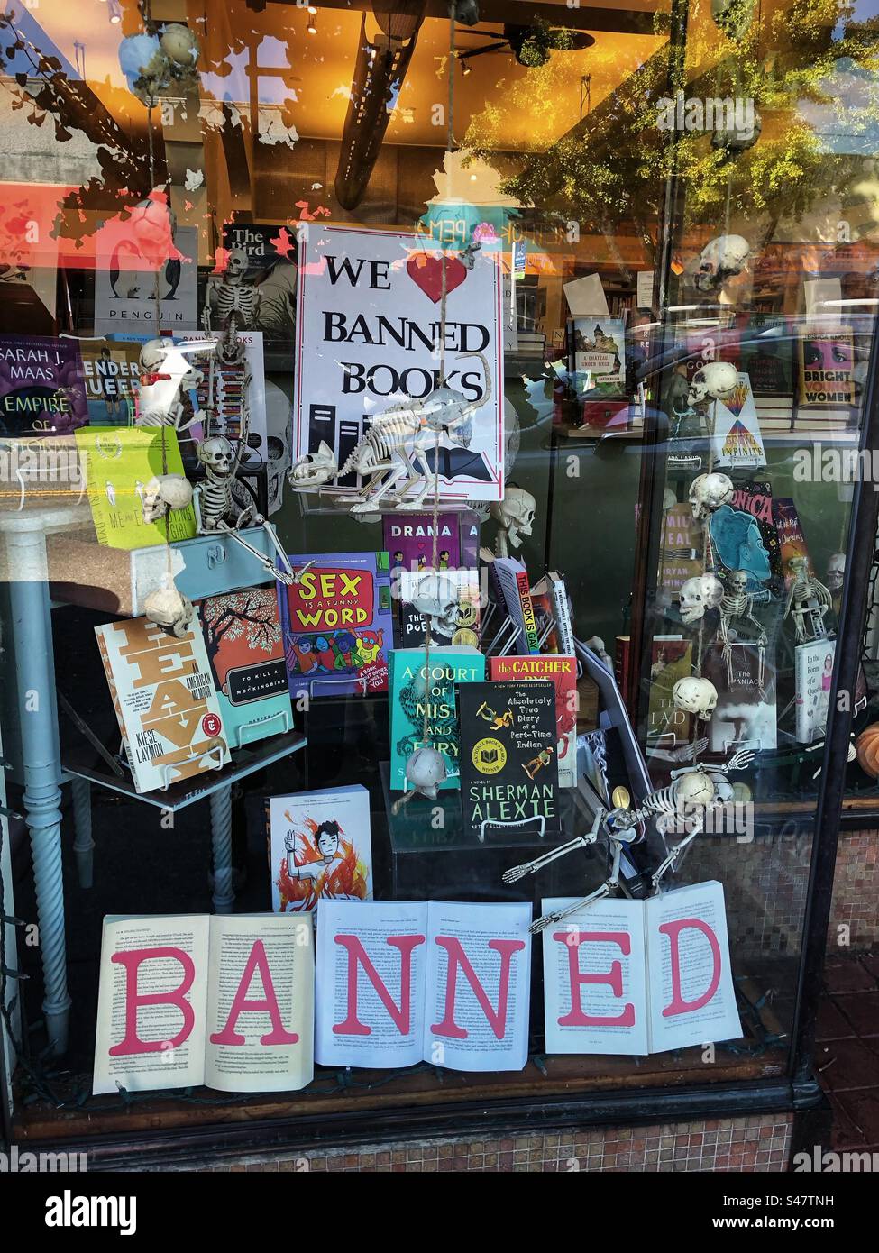 "We Love Banned Books" alla Mrs. Dalloway's Bookshop a Berkeley, California. Foto Stock