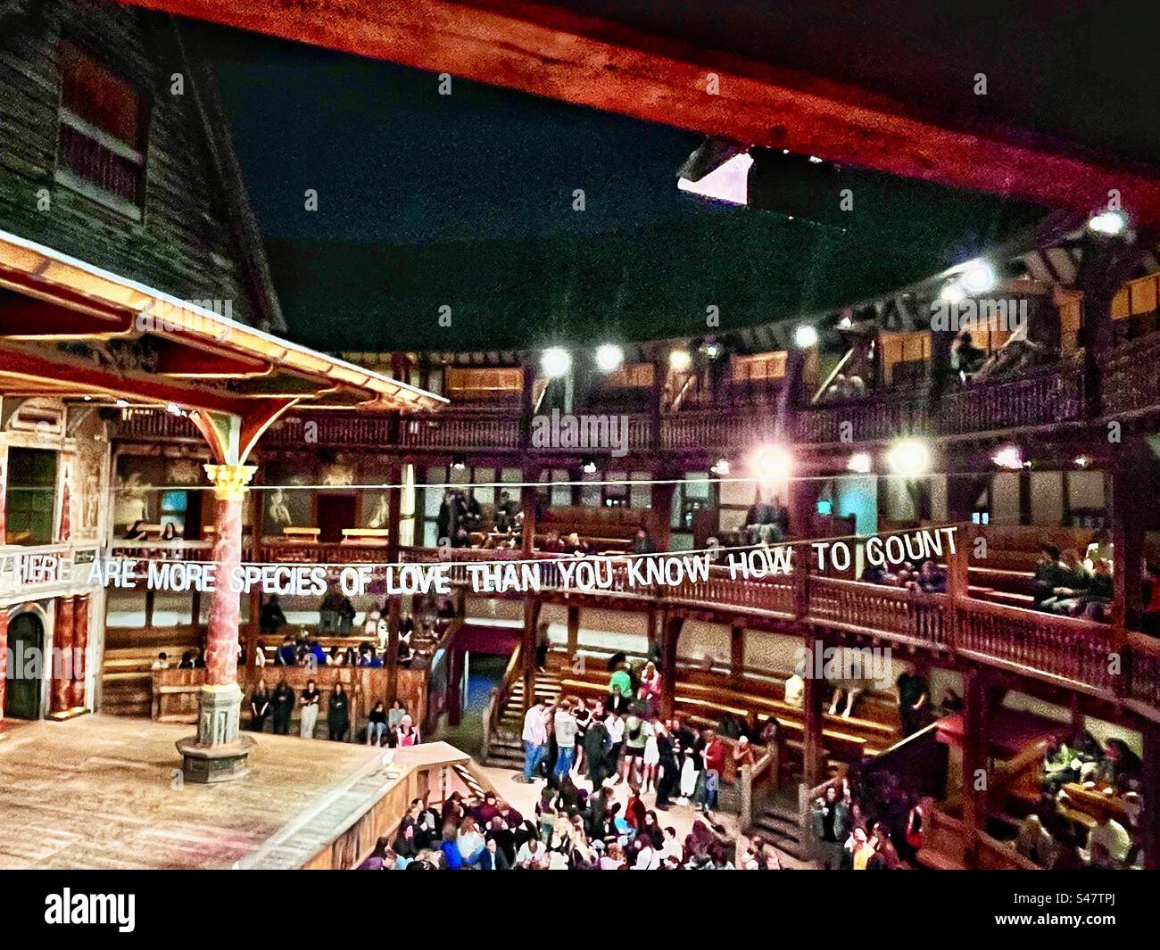 "Ci sono più specie d'amore di quanto tu sappia contare", scritto in tutto l'auditorium e il palcoscenico del Globe Theatre di Shakespeare a Londra. - Immagine stock catturata con smartphone