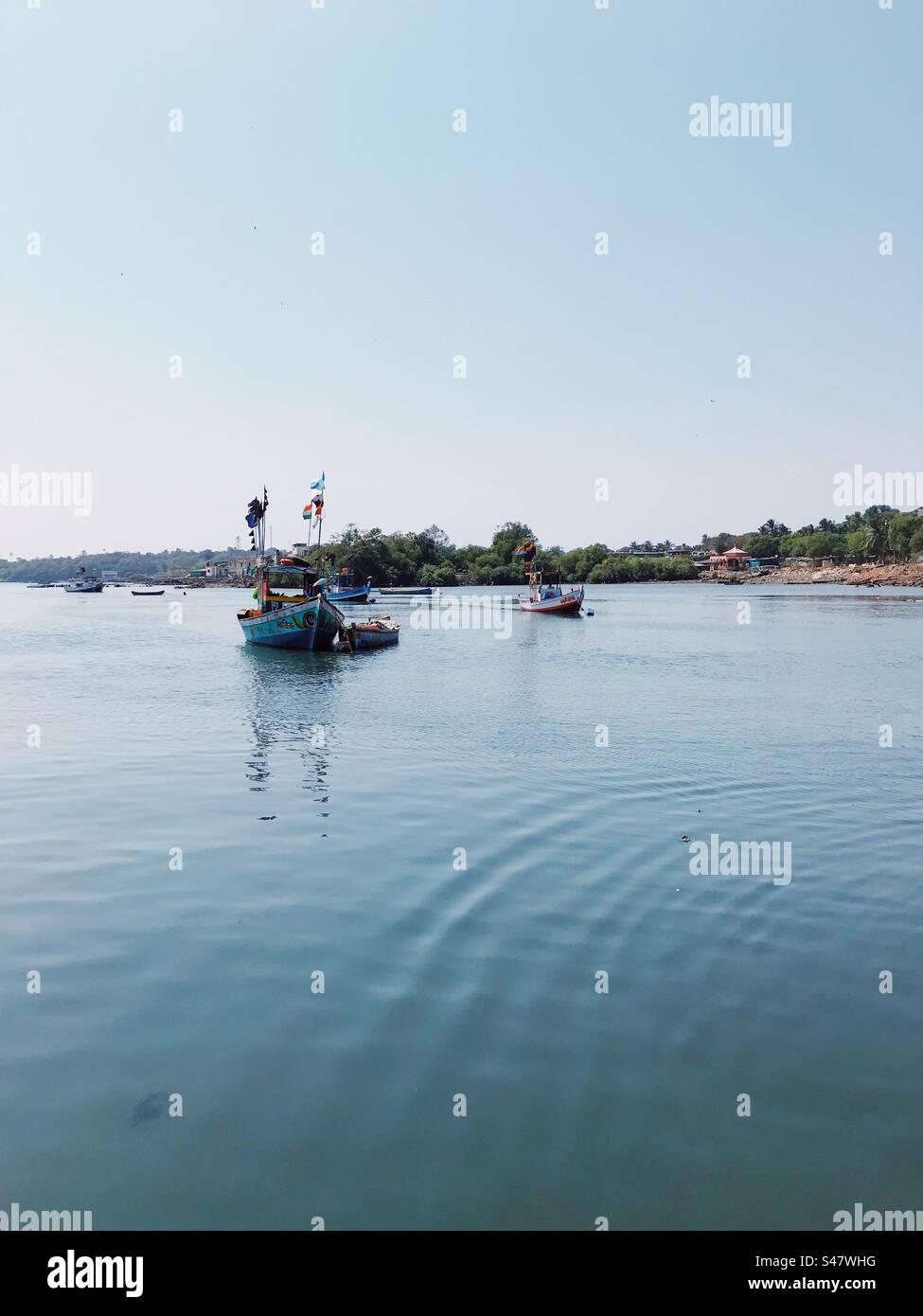 Una barca su un torrente Foto Stock