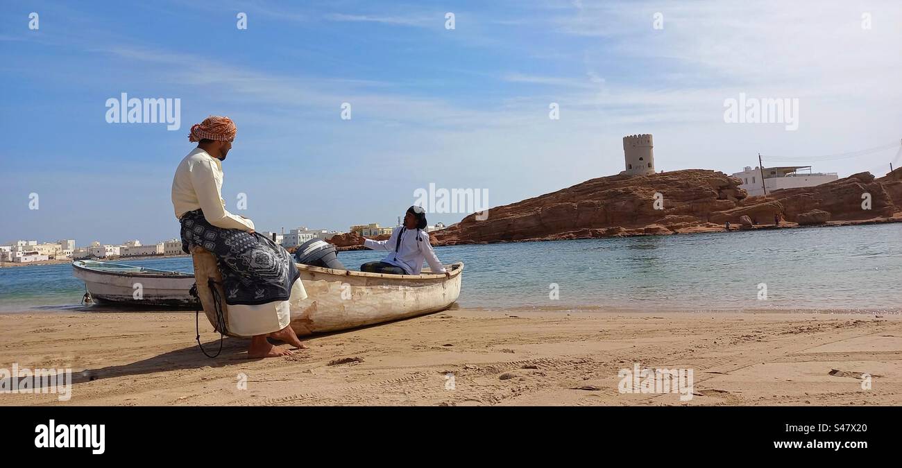 Pescatori che parlano, Sur, Oman - Immagine stock catturata con smartphone