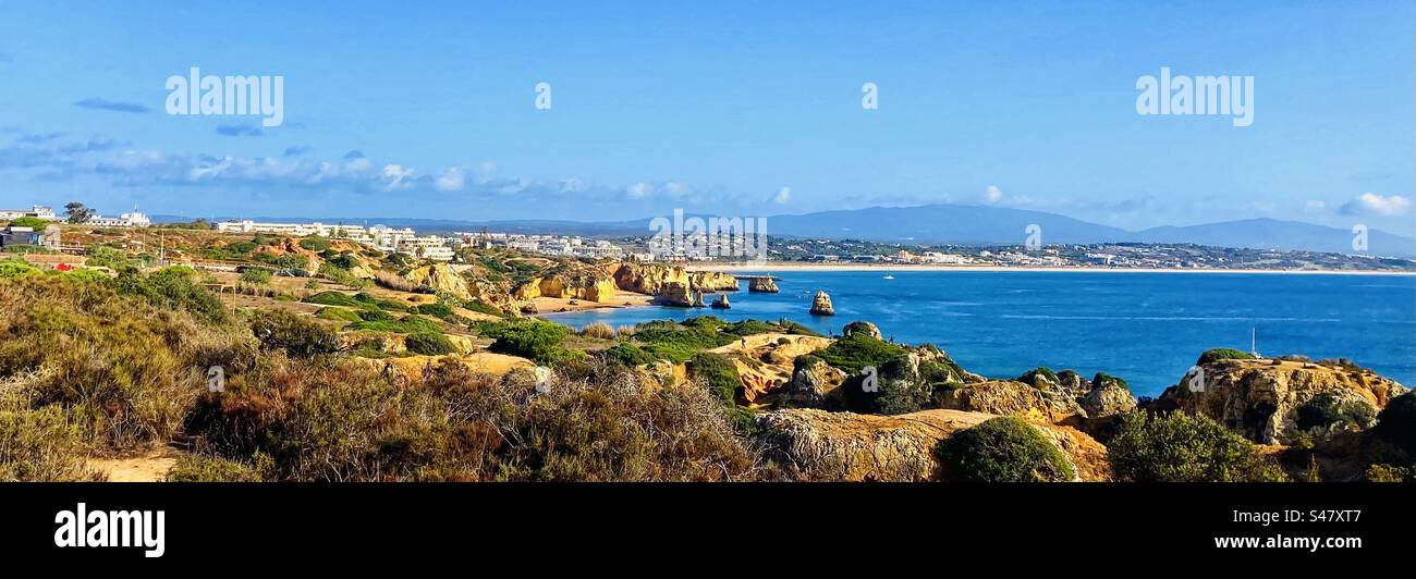 Scogliere panoramiche costiere a Lagos Portogallo prese da Ponta da Piedade - Immagine stock catturata con smartphone