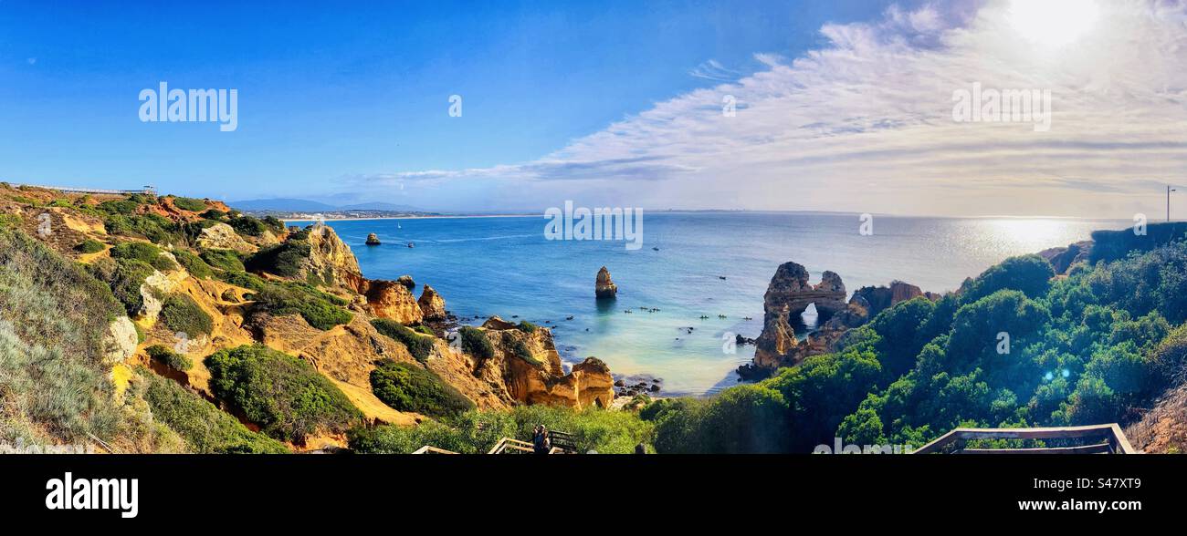 Scogliere panoramiche costiere da Ponta da Piedadein Lagos Portogallo - Immagine stock catturata con smartphone