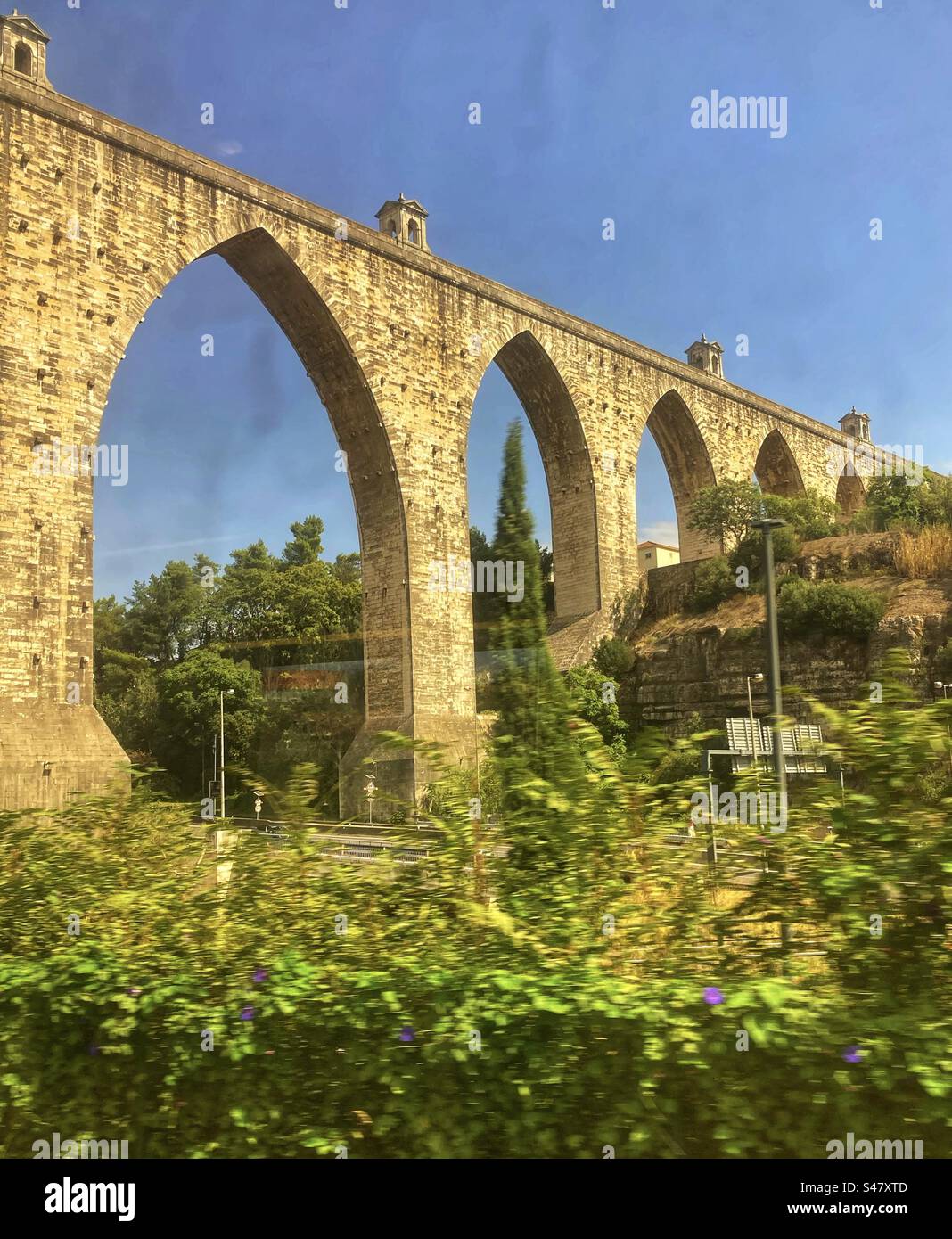 Acquedotto Aqueduto das Águas Livres a Lisbona Portogallo visto dal finestrino del treno Foto Stock