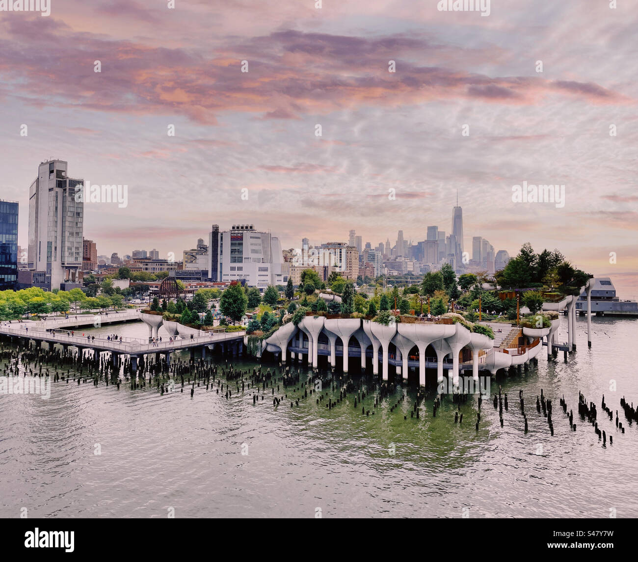 vista panoramica dell'isola della città nel quartiere finanziario di New York in una giornata nuvolosa, vista dal molo 57, 2023, USA Foto Stock