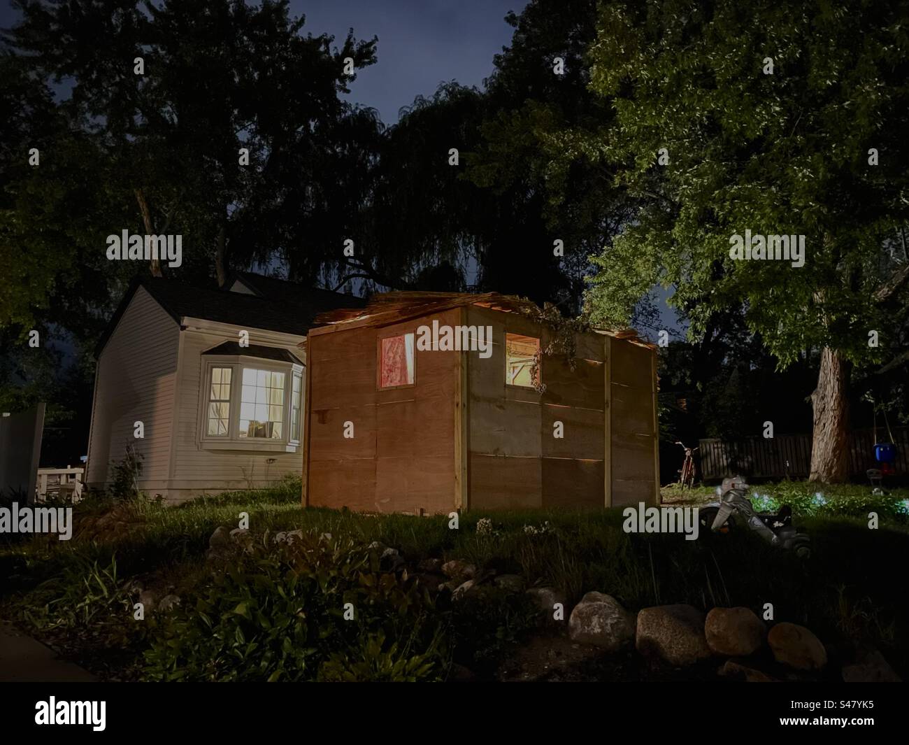 Sukkah costruita per la festa ebraica di Sukkot, all'interno dell'Eruv (confine santo) a St Louis Park, Minnesota. Presa il 7 ottobre 2023 Foto Stock