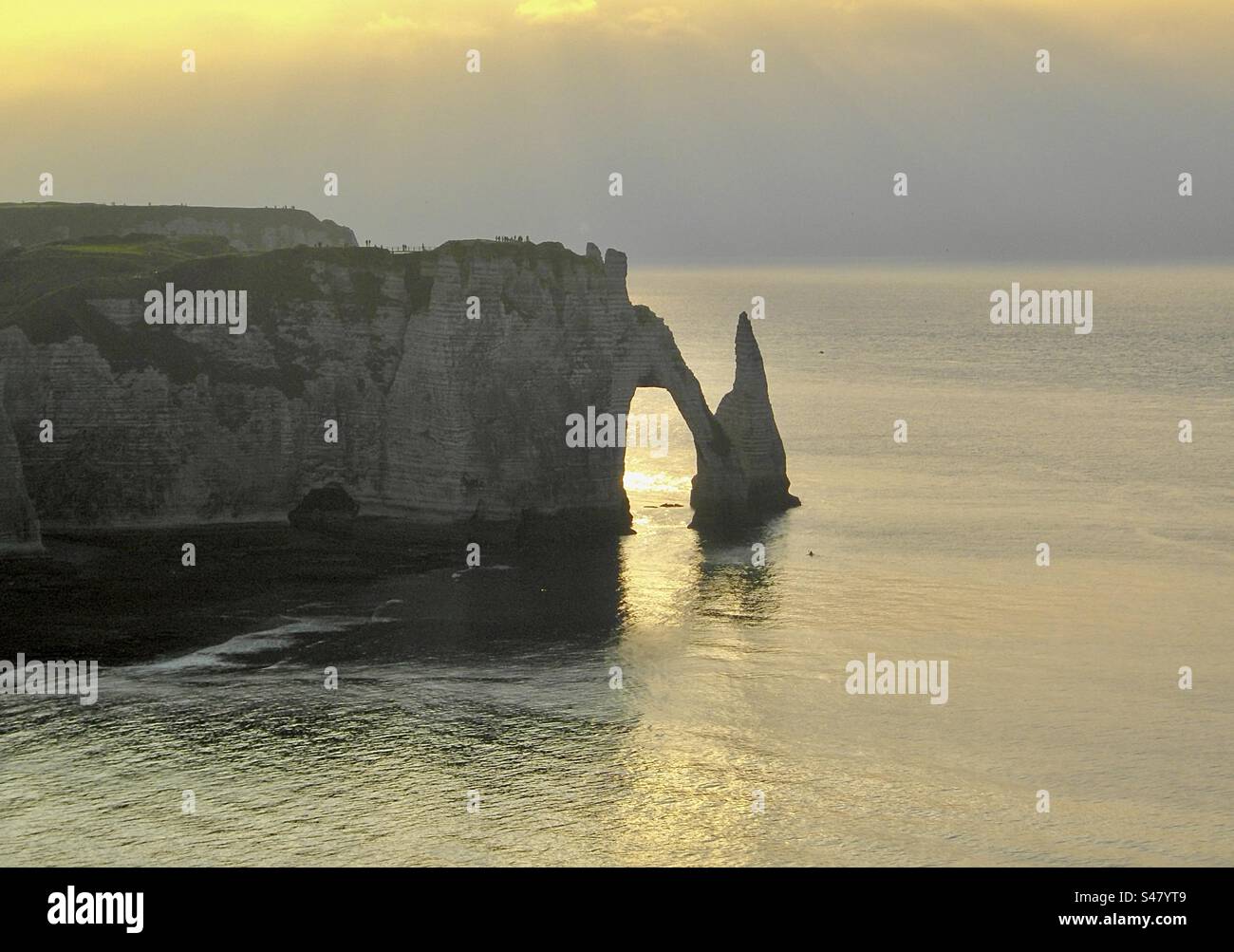 Étretat, la falaise d’Aval et l’Aiguille Foto Stock