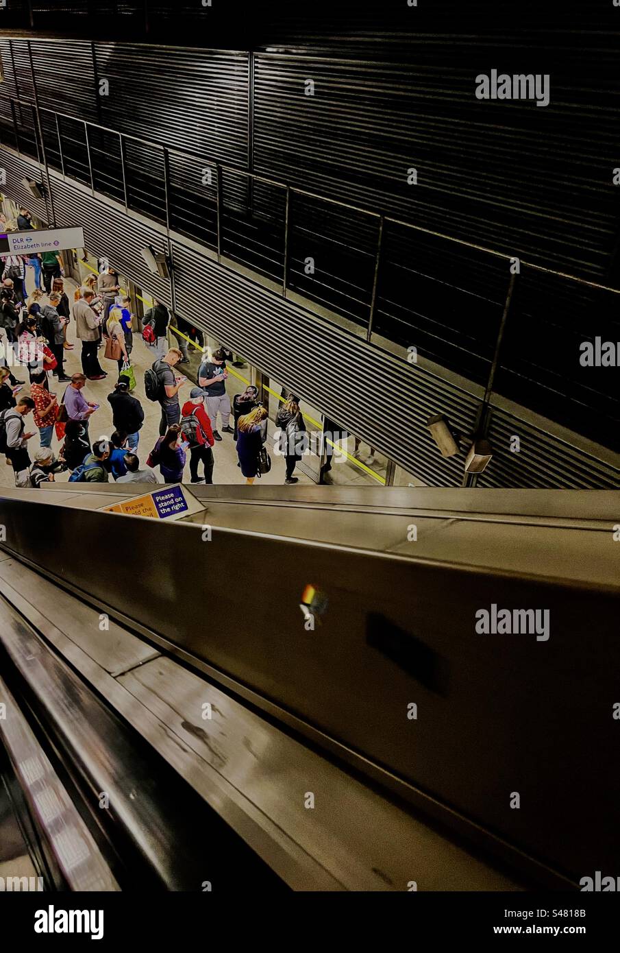 Fila di persone alla stazione di Canary Wharf, la Jubilee Line di Londra Foto Stock