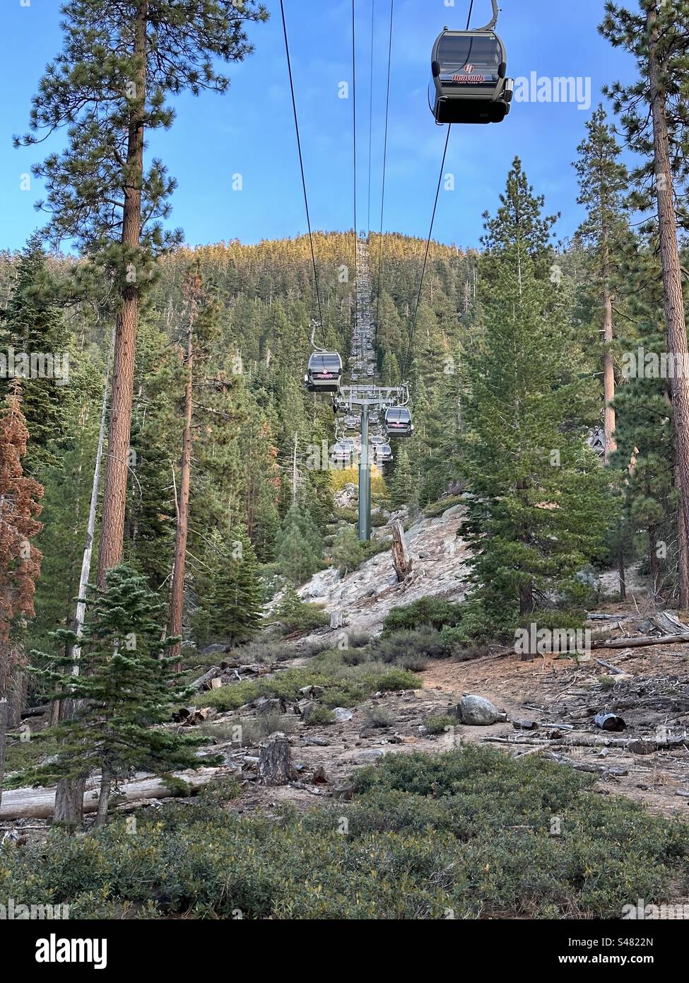 La funivia Heavenly Gondola del South Lake Tahoe rimane vuota e ancora sopra il Van Sickle Bi-State Park in autunno, in attesa dell'inizio della prossima stagione sciistica. Foto Stock