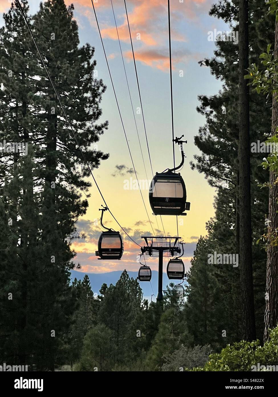 La funivia Heavenly Gondola del South Lake Tahoe rimane vuota e ancora sopra il Van Sickle Bi-State Park in autunno, in attesa dell'inizio della prossima stagione sciistica. Foto Stock