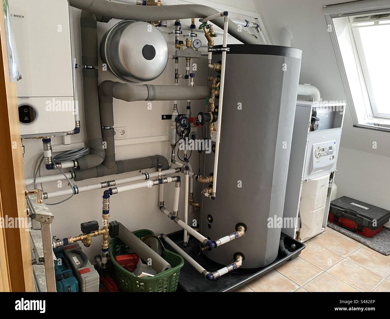 Montaggio di un impianto di riscaldamento a pompa di calore Foto Stock