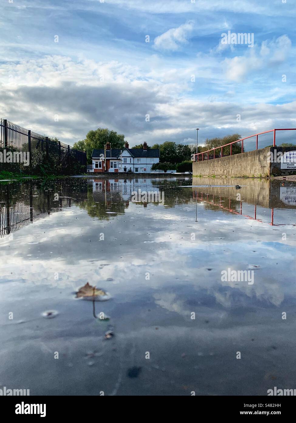 Inondazioni sul fiume Severn a Diglis Island Worcester da Storm Babet Foto Stock