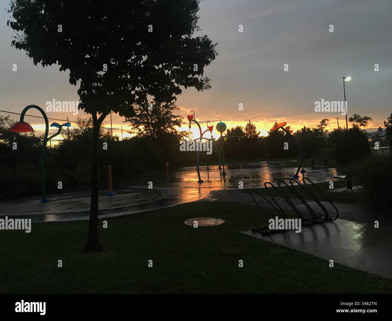 Bel tramonto dal parco, ti senti quell'aria fresca? Foto Stock