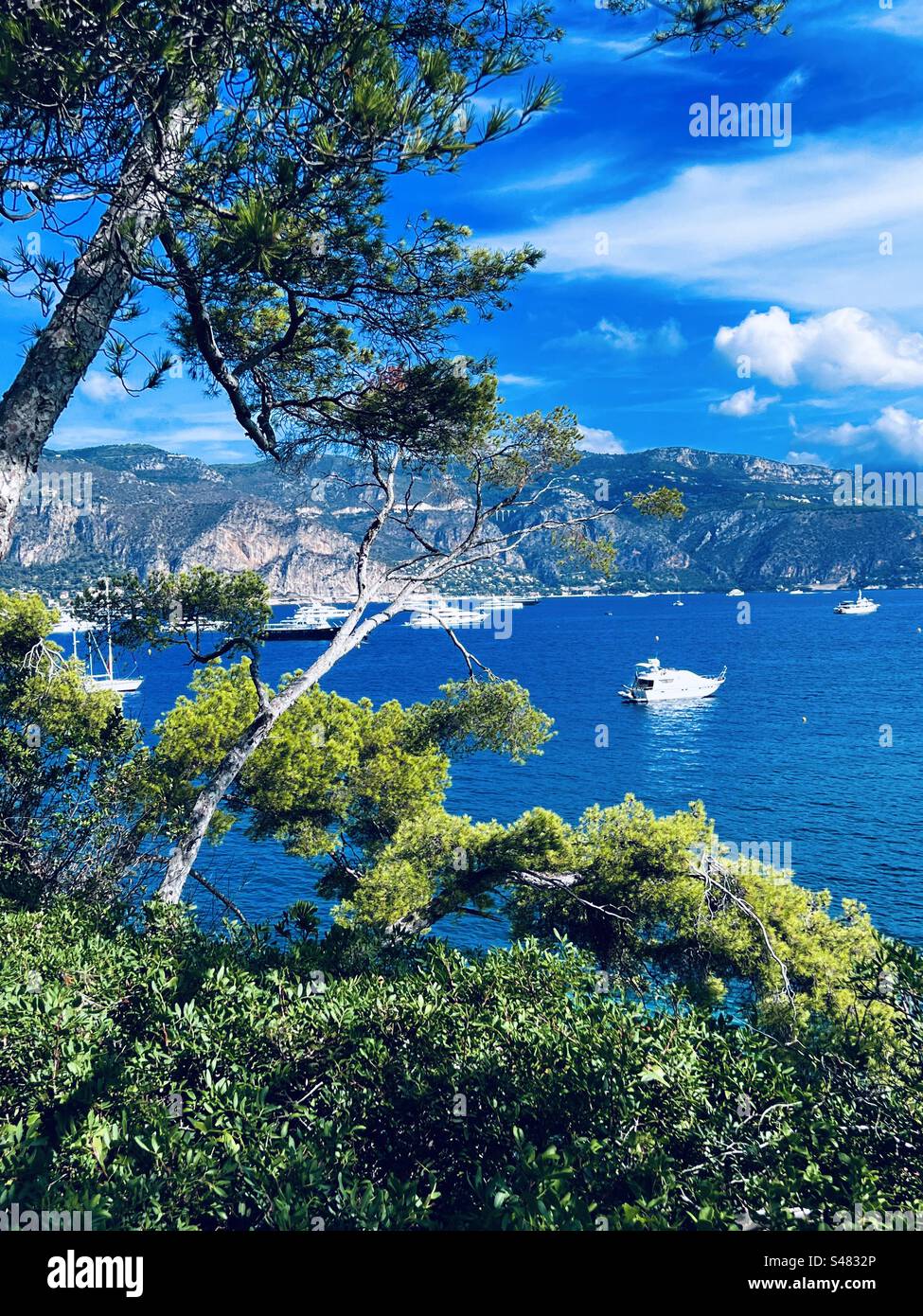 Vista dalla cima della spiaggia di Paloma, st Jean Cap Ferrat, cote d'Azure, nel sud della Francia in estate Foto Stock