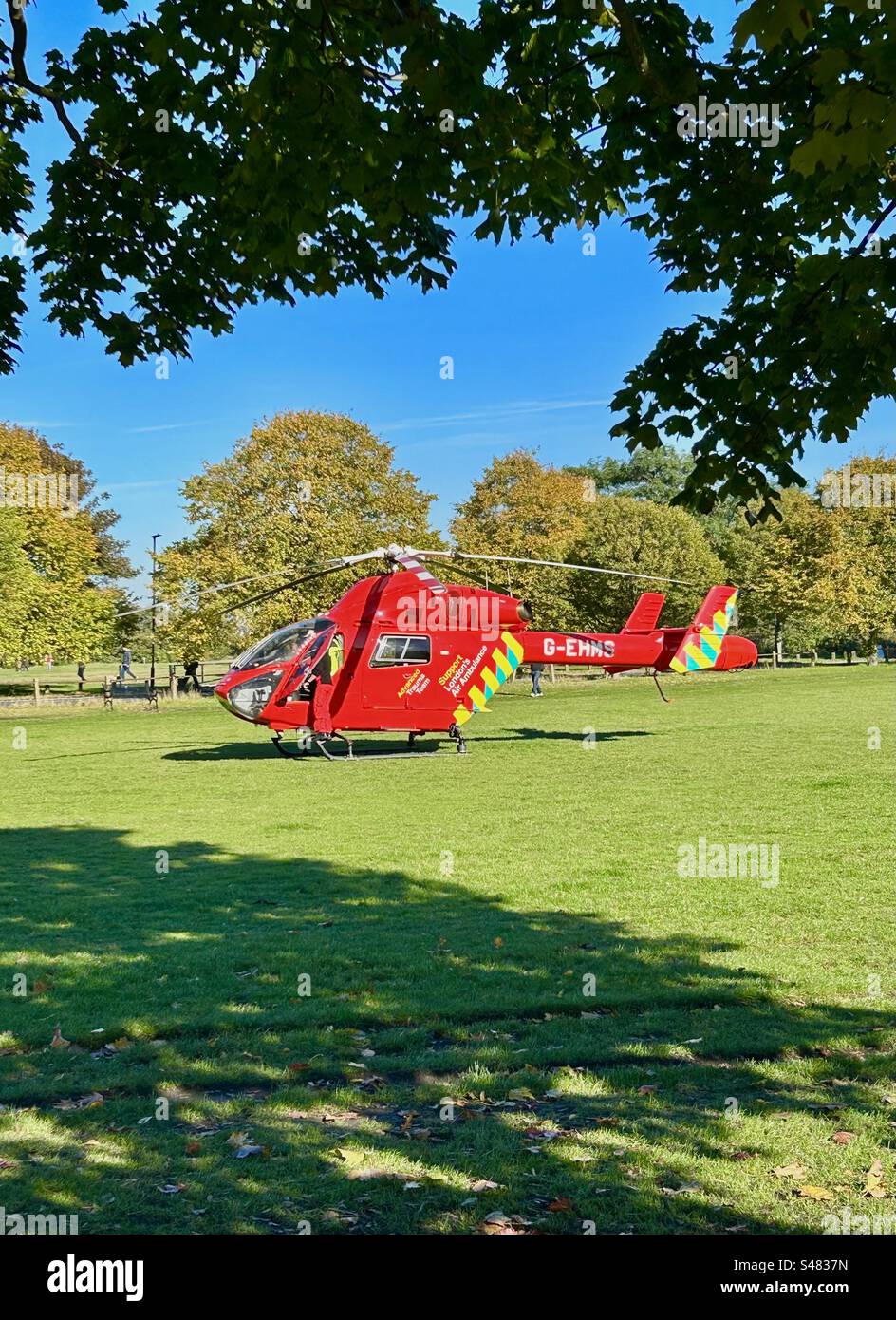 Ambulanza aerea di Londra dopo essere atterrato su Winn Common plumstead per assistere a un incidente Foto Stock