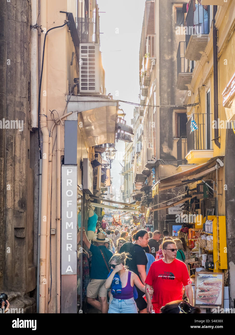 La folla naviga su una trafficata strada secondaria di Sorrento. Via Luigi de Maio, Sorrento. - Immagine stock catturata con smartphone